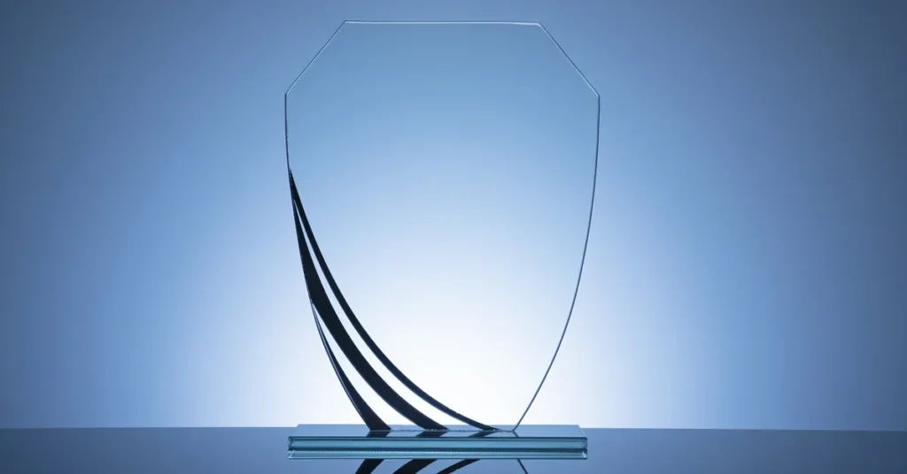 Szklana statuetka na niebieskim tle – nagroda w konkursie Motyl Bezpieczeństwa 2013