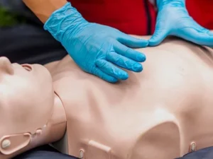 szkolenie z pierwszej pomocy przedmedycznej – ćwiczenia resuscytacji na manekinie